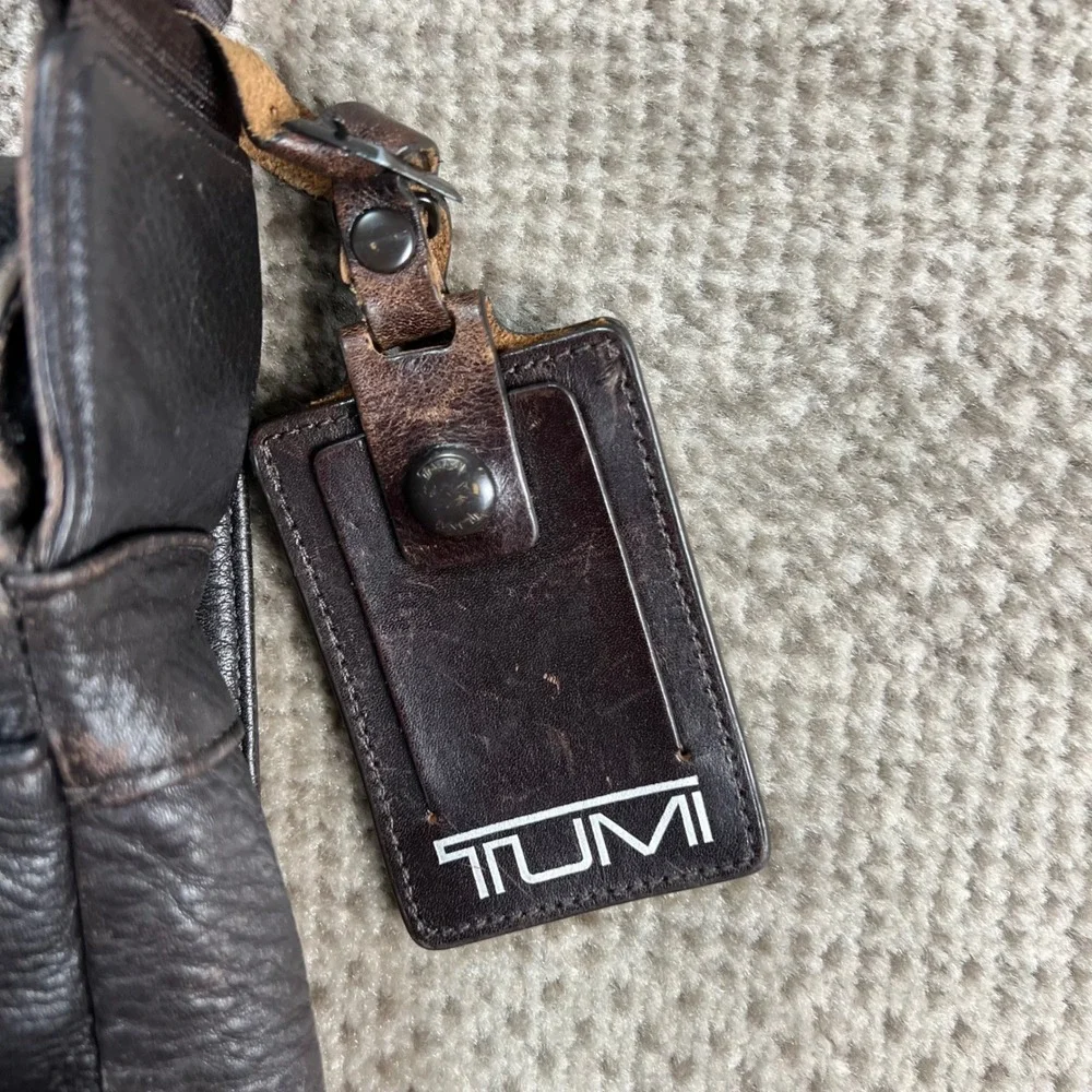Tumi 96971BHR Brown Distressed Leather Messenger Crossbody Bag Mens Work Travel